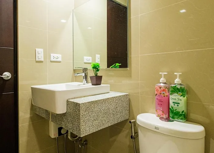 Apartment Bgc 2br Uptown Parksuites With Balcony And Bathtub