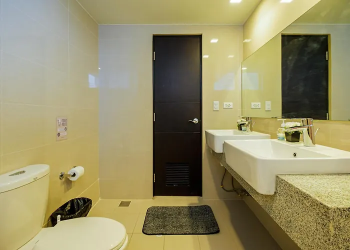 Bgc 2br Uptown Parksuites With Balcony And Bathtub *