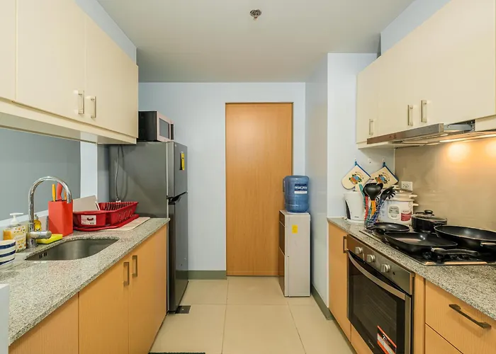 Bgc 2br Uptown Parksuites With Balcony And Bathtub